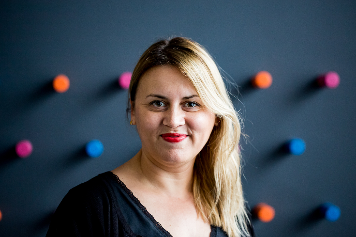 Zdjęcie twarzy uśmiechniętej kobiety